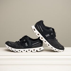 On Cloud 5 OnRunning Black White W 10 / M 8.5 Athletic Running Shoes Sneakers